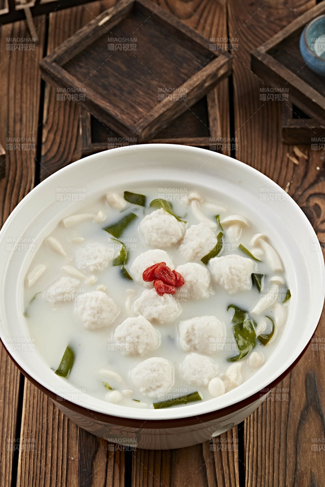 枸杞白玉菇海带炖奶汤鱼丸图片