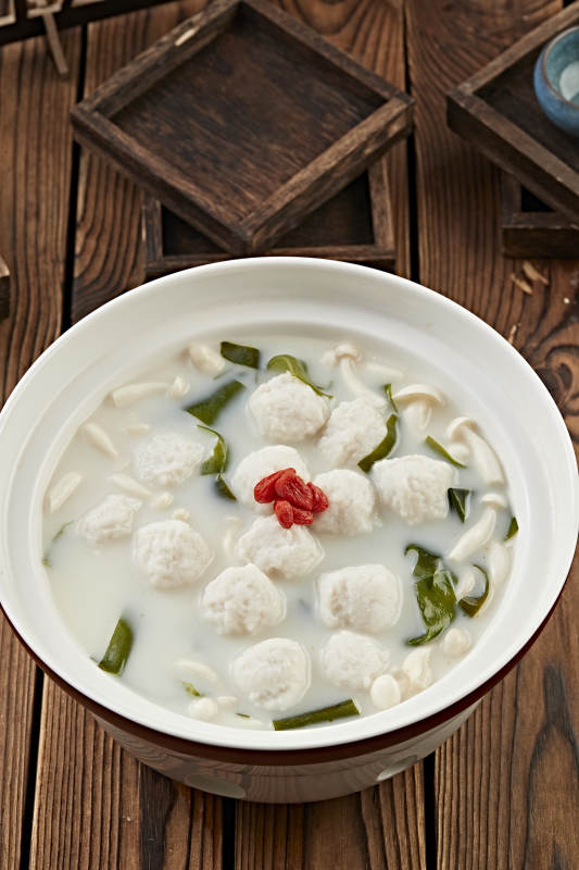 枸杞白玉菇海带炖奶汤鱼丸图片