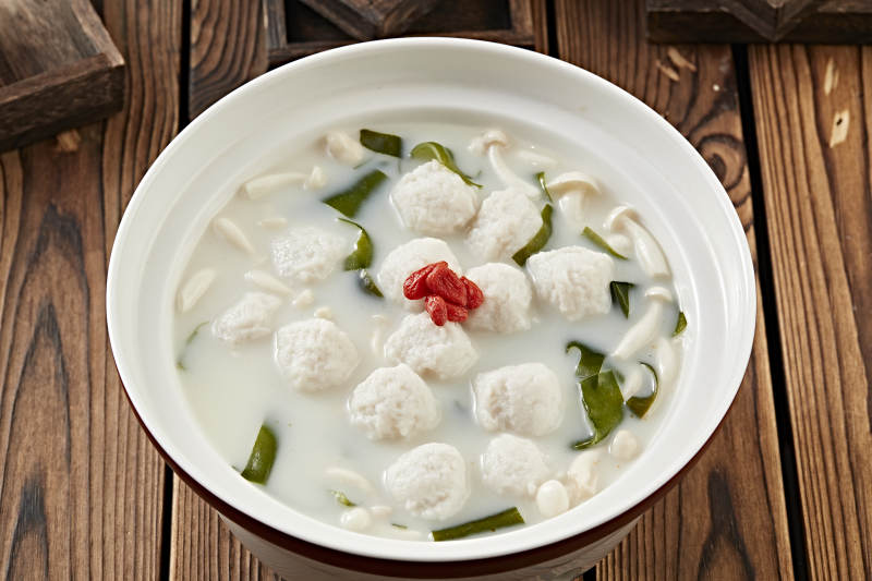 枸杞白玉菇海带炖奶汤鱼丸图片