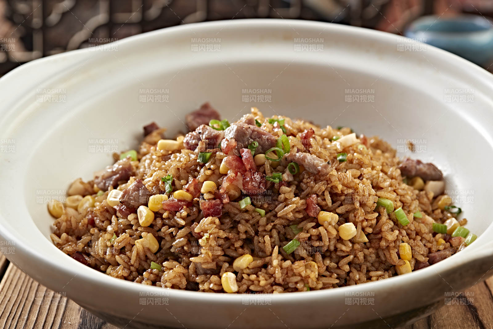 广味腊肠雪花牛粒酱油煲仔饭图片