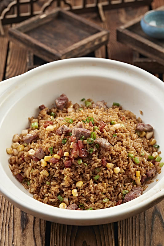 广味腊肠雪花牛粒酱油煲仔饭图片