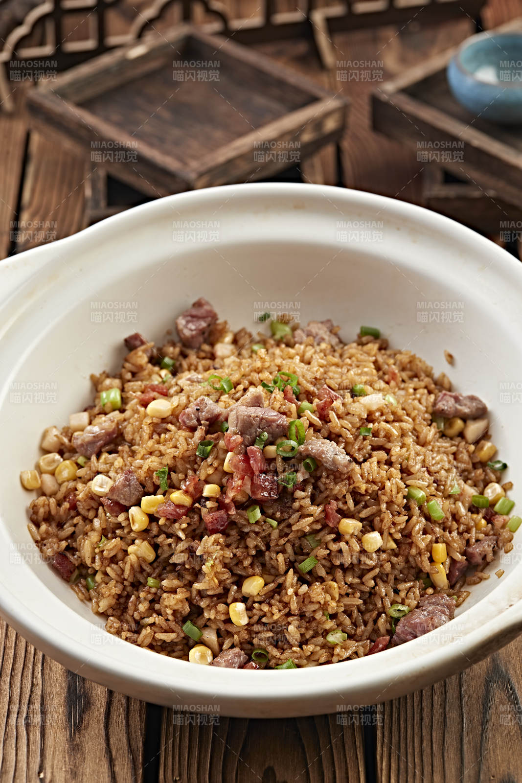 广味腊肠雪花牛粒酱油煲仔饭图片
