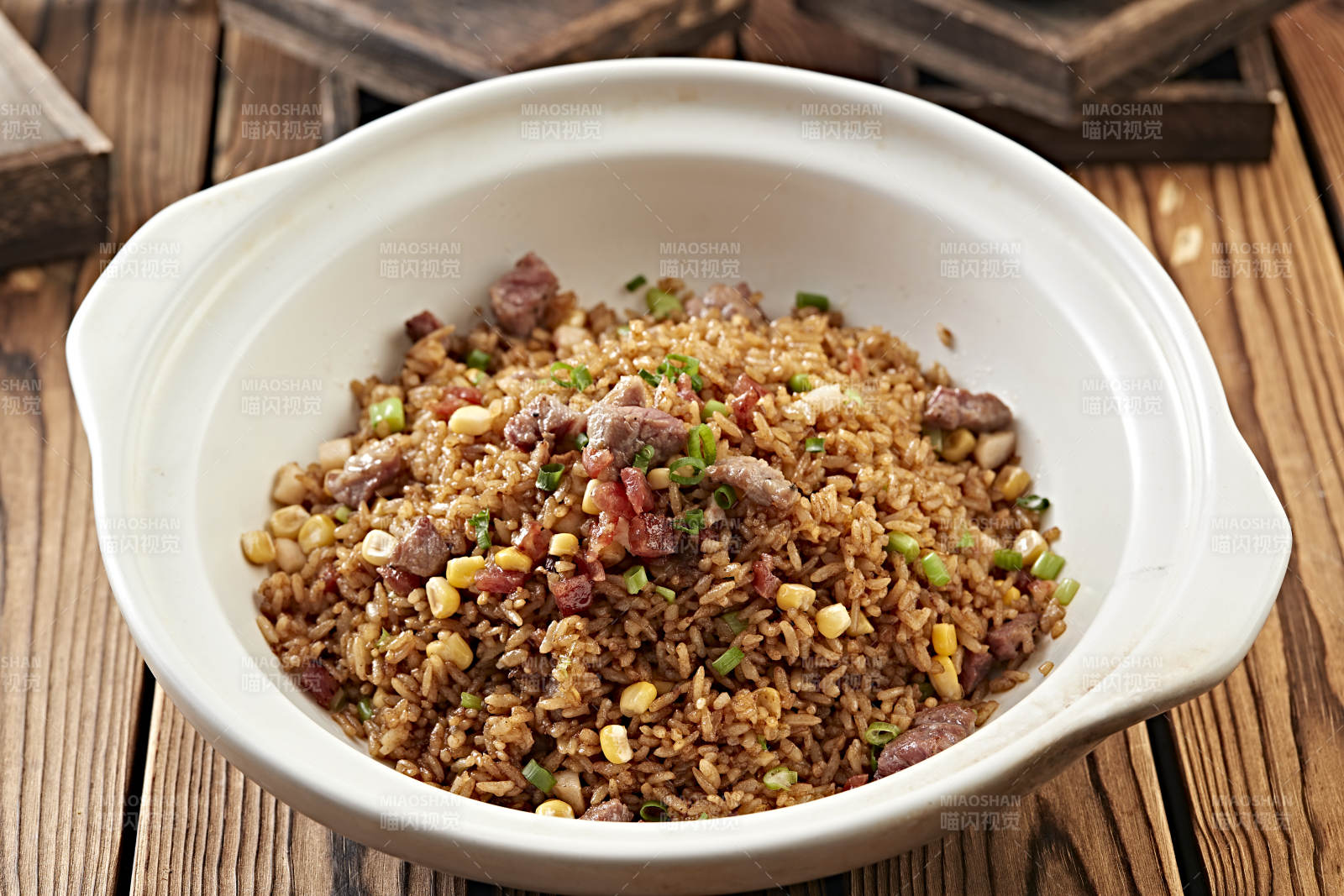 广味腊肠雪花牛粒酱油煲仔饭图片
