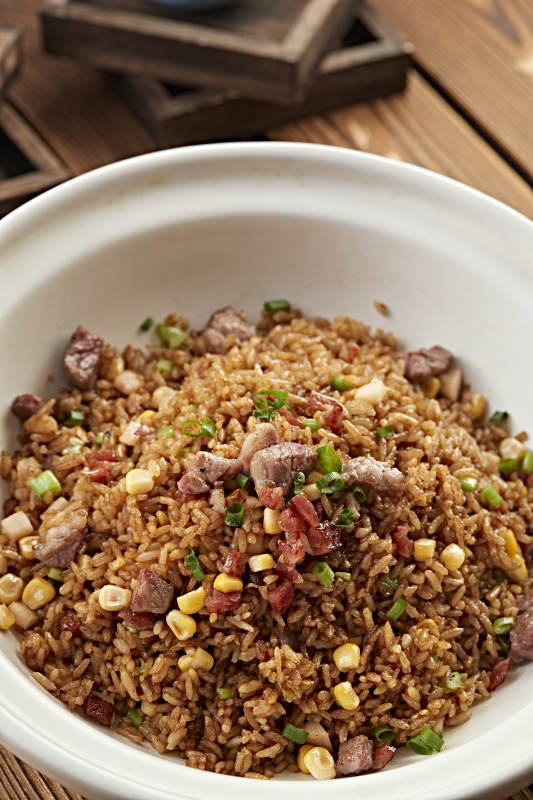 广味腊肠雪花牛粒酱油煲仔饭图片