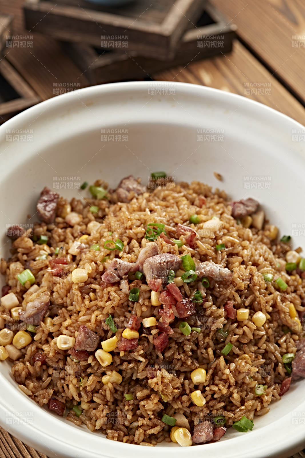 广味腊肠雪花牛粒酱油煲仔饭图片