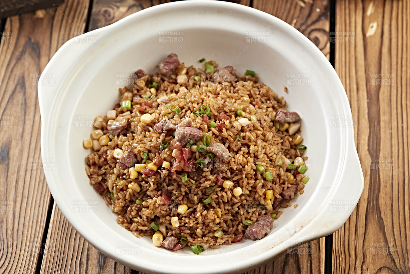 广味腊肠雪花牛粒酱油煲仔饭图片