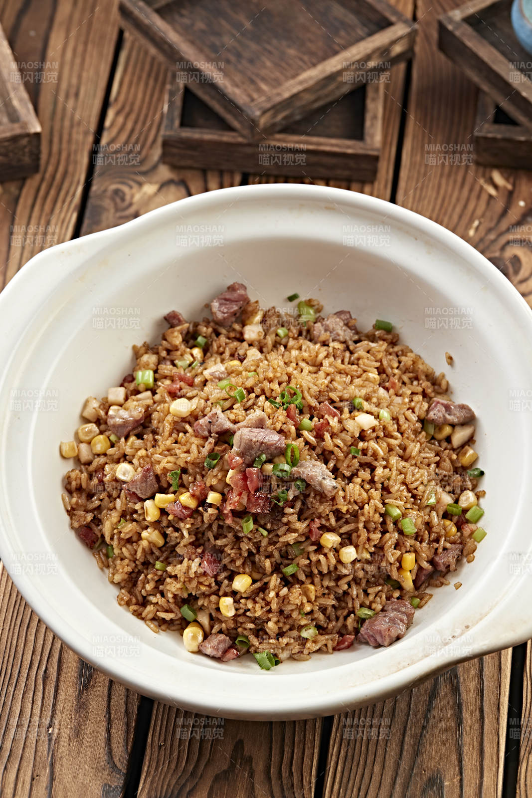 广味腊肠雪花牛粒酱油煲仔饭图片