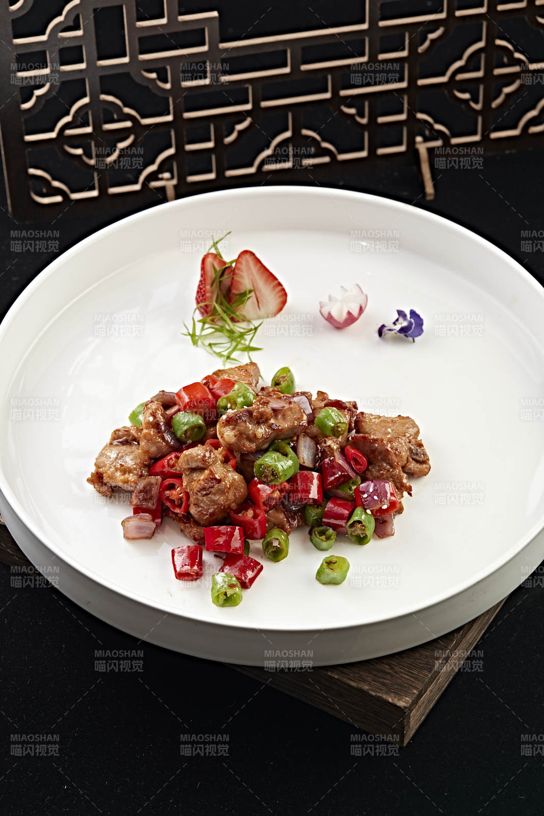 川味香辣炝炒小猪排图片