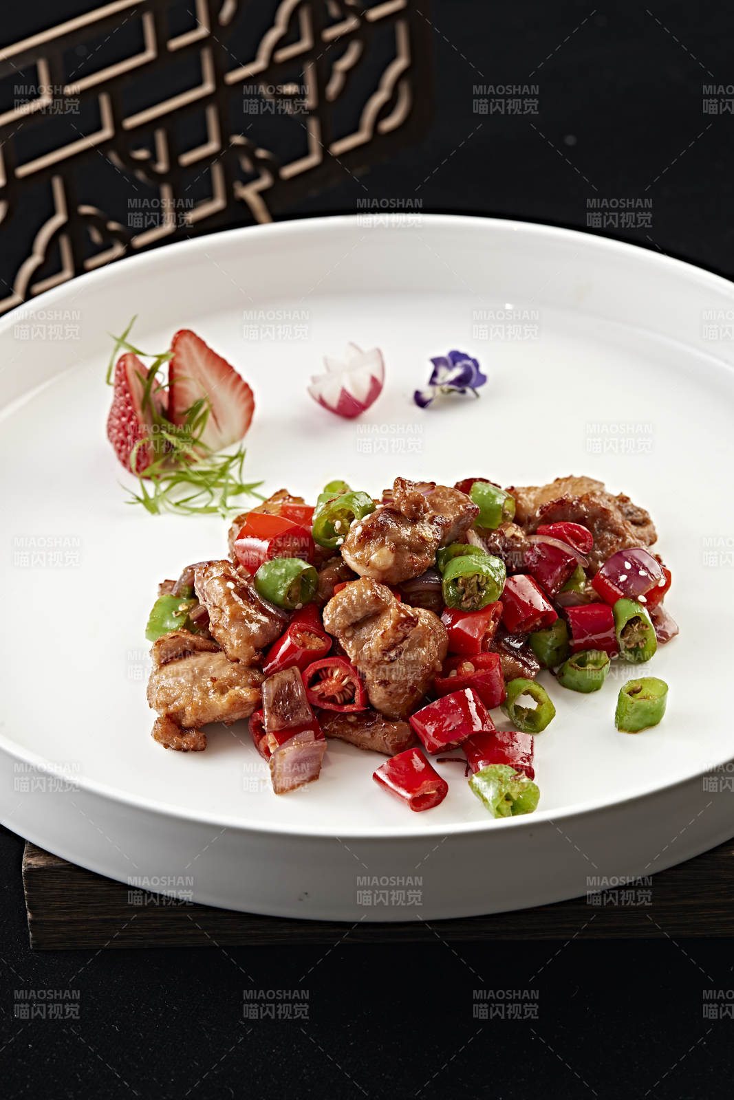 川味香辣炝炒小猪排图片