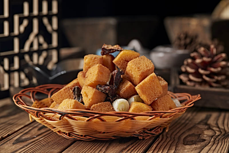 葱香油炸咸鱼馒头粒图片