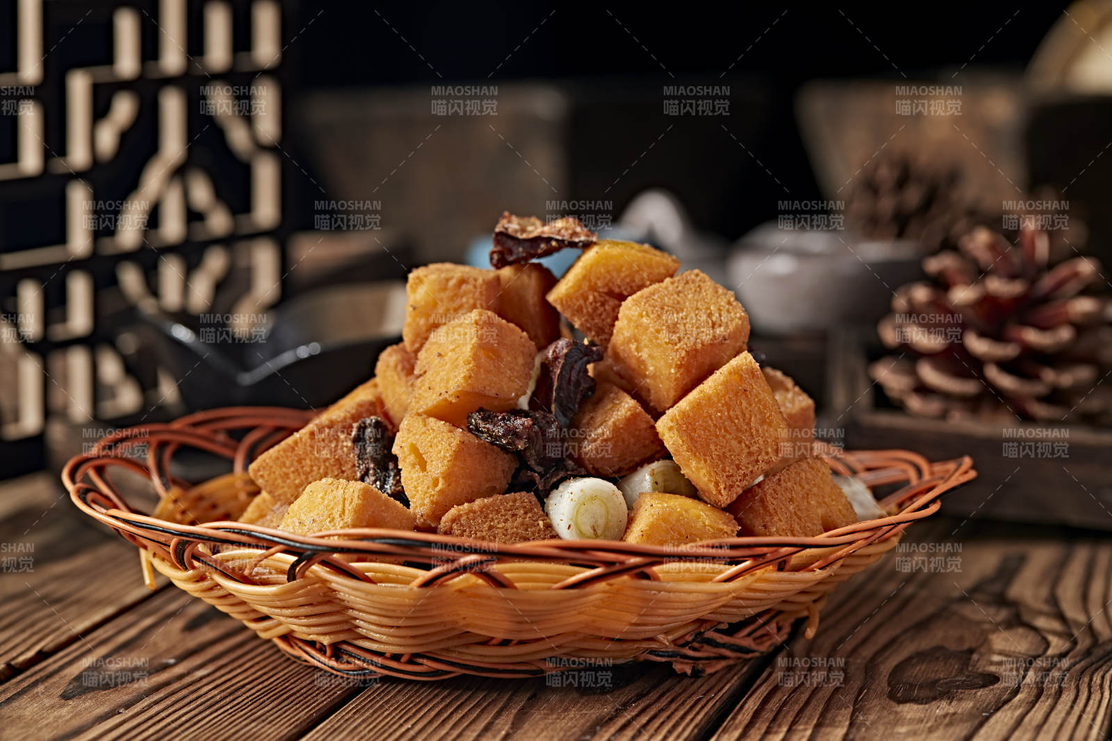 葱香油炸咸鱼馒头粒图片