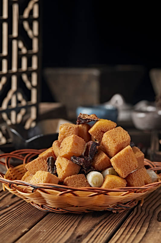 葱香油炸咸鱼馒头粒图片