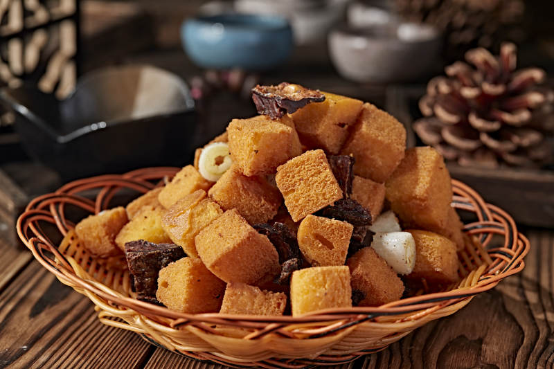 葱香油炸咸鱼馒头粒图片