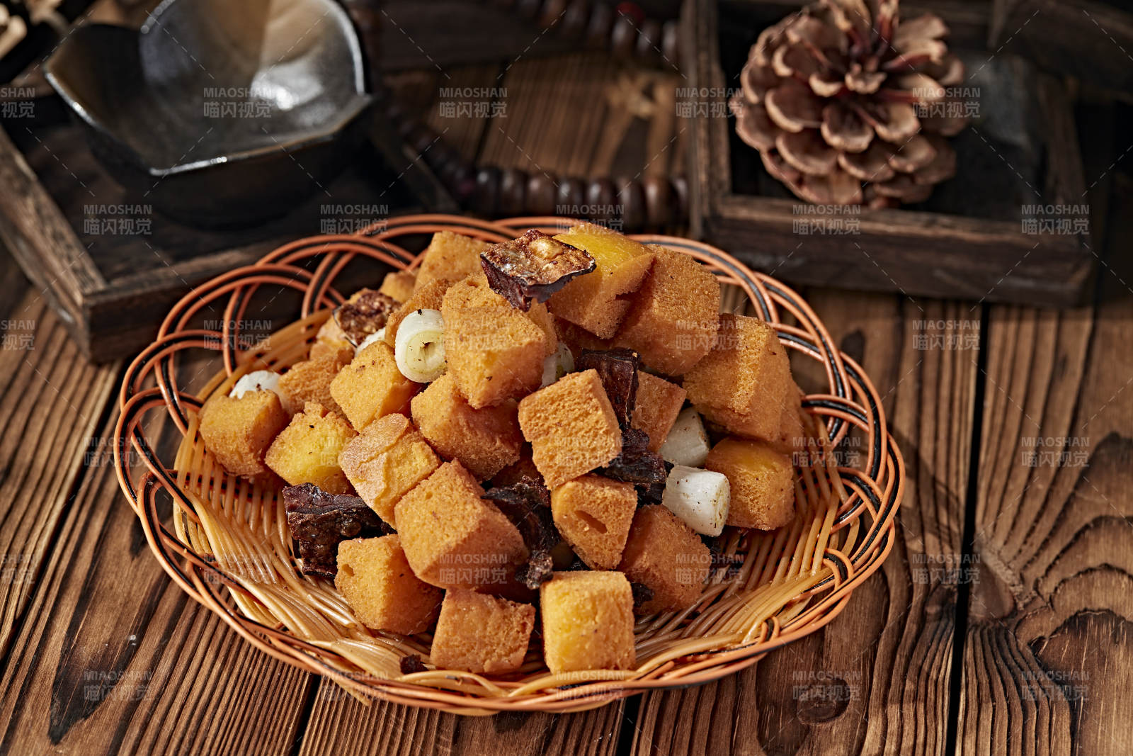 葱香油炸咸鱼馒头粒图片