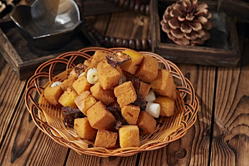 葱香油炸咸鱼馒头粒图片