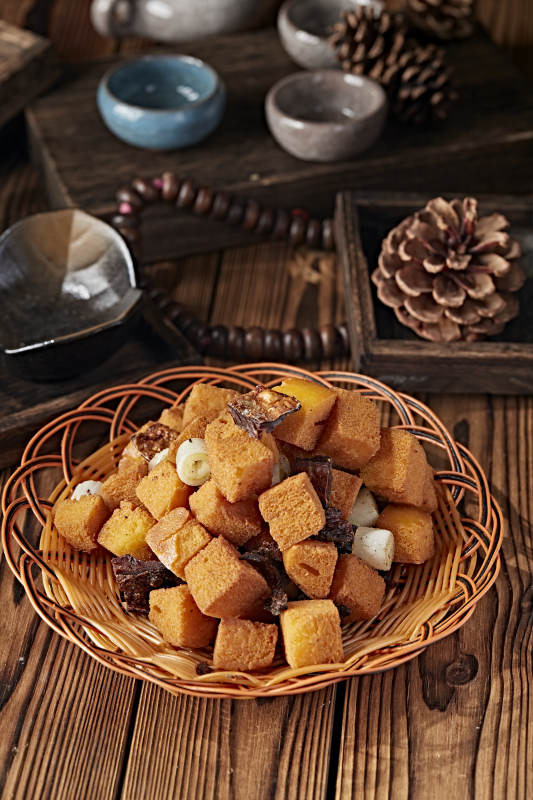 葱香油炸咸鱼馒头粒图片