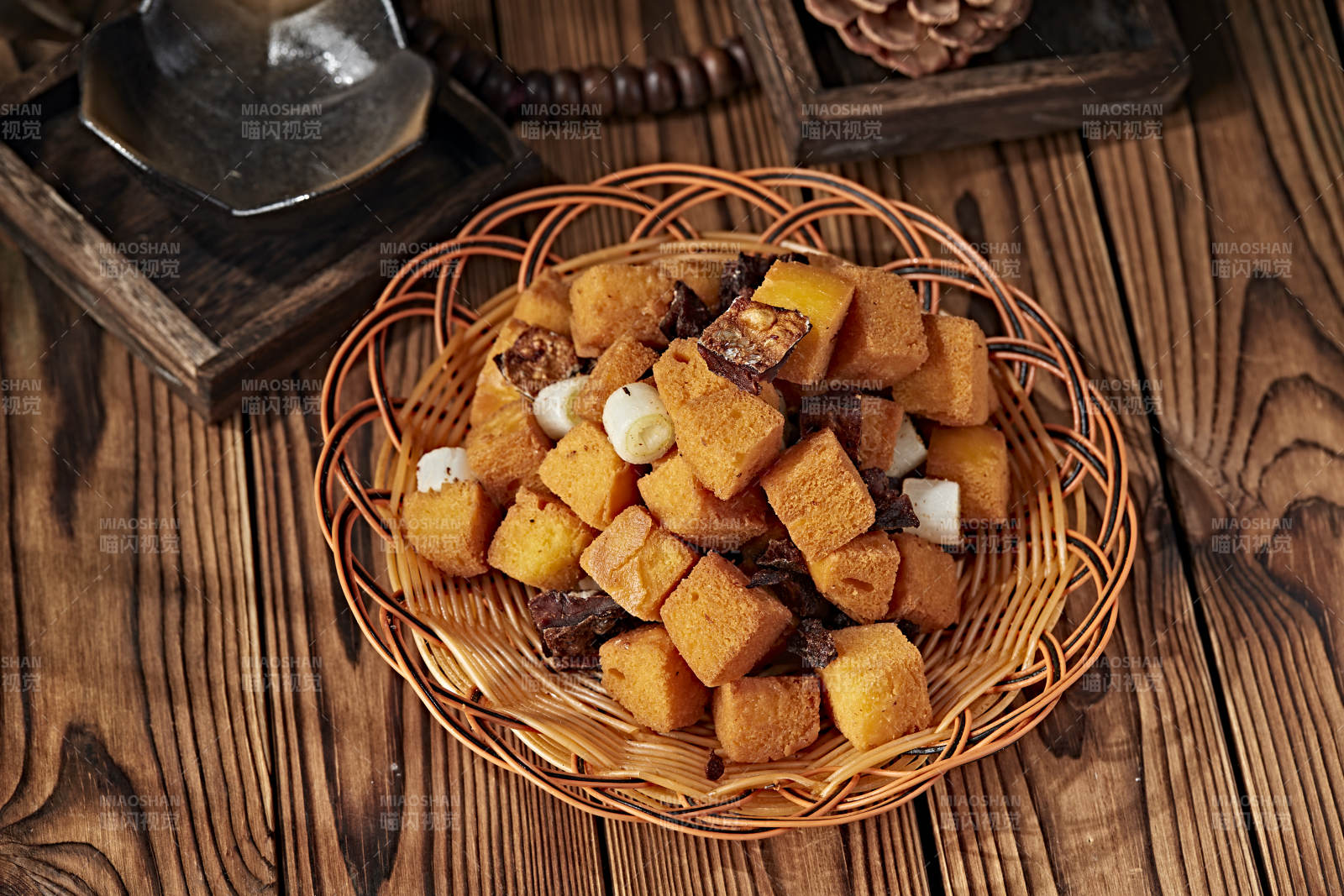 葱香油炸咸鱼馒头粒图片