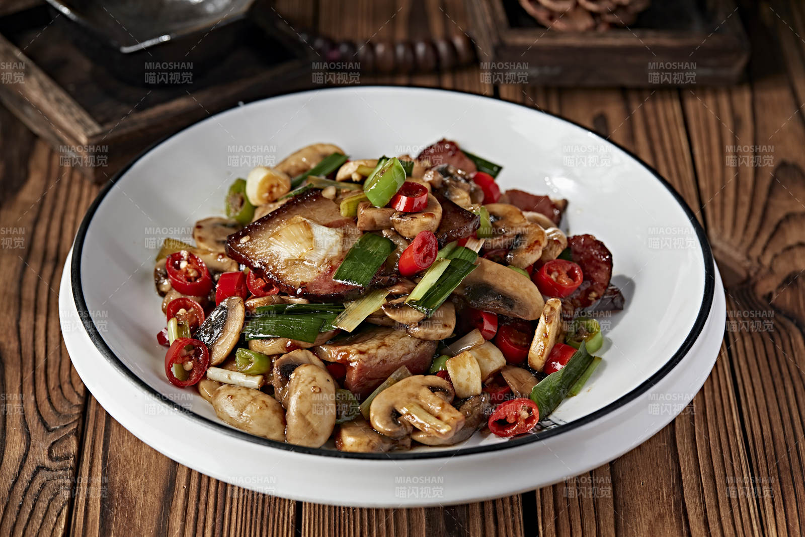 湘味米椒蒜香口蘑炒腊肉图片