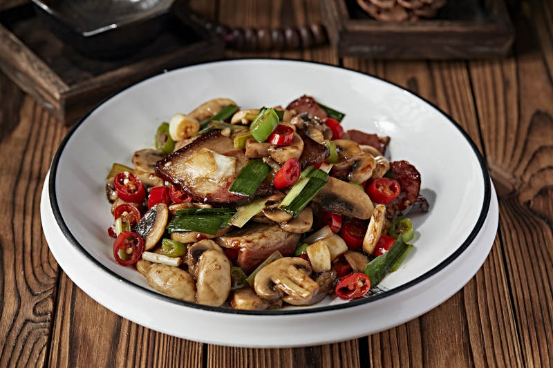 湘味米椒蒜香口蘑炒腊肉图片