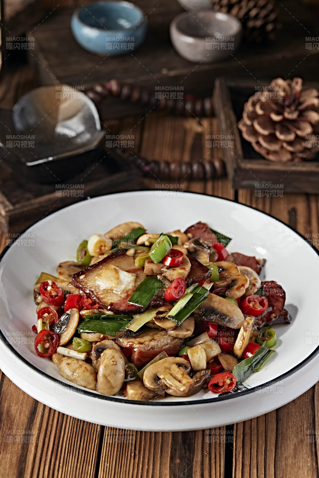 湘味米椒蒜香口蘑炒腊肉图片