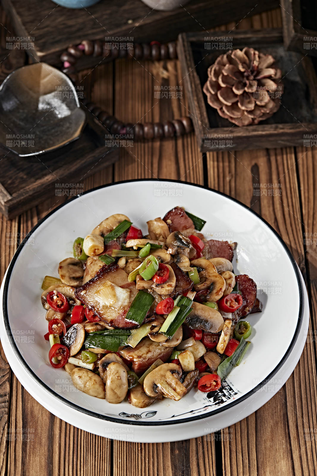 湘味米椒蒜香口蘑炒腊肉图片