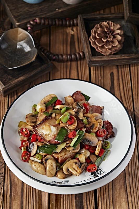 湘味米椒蒜香口蘑炒腊肉图片