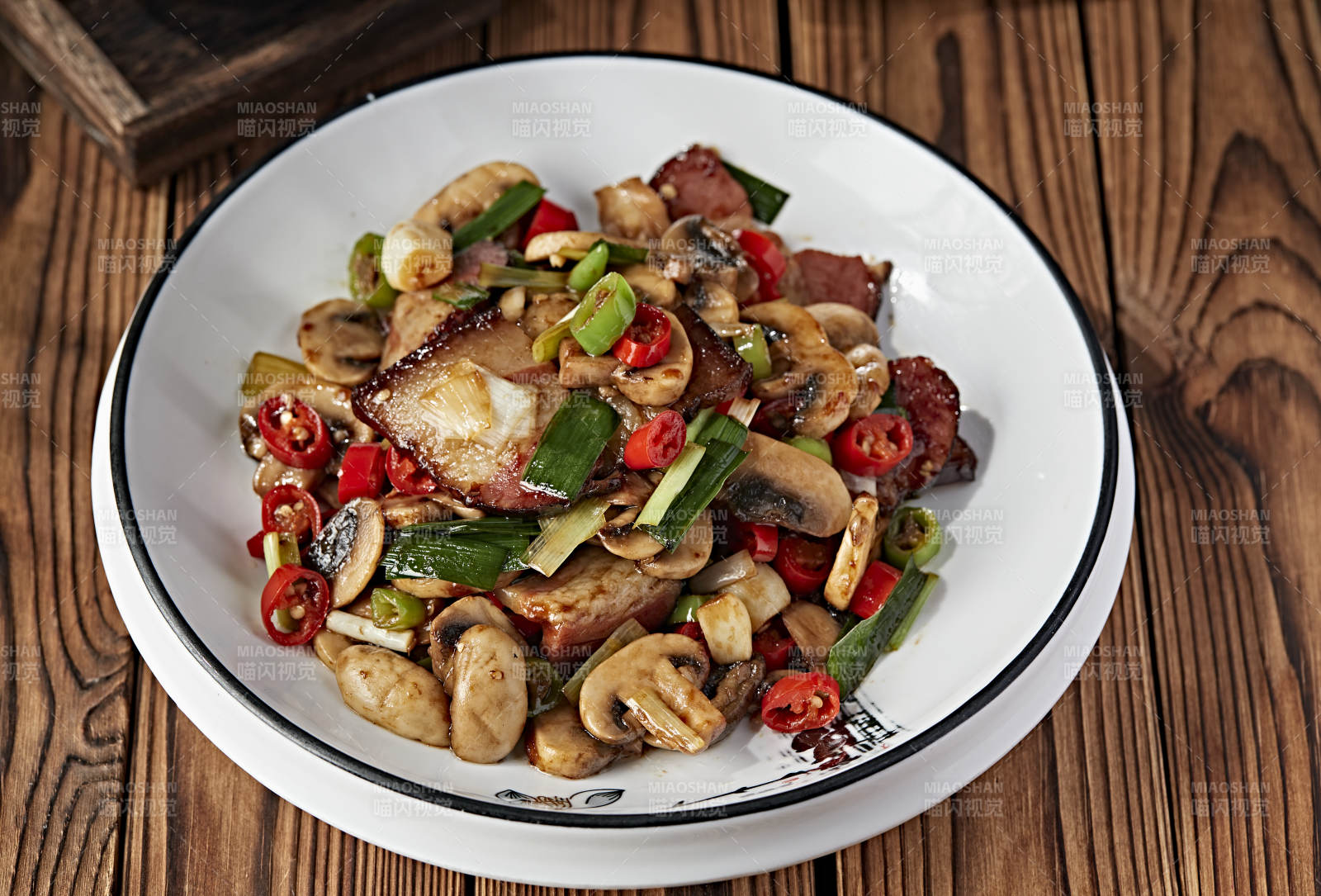 湘味米椒蒜香口蘑炒腊肉图片