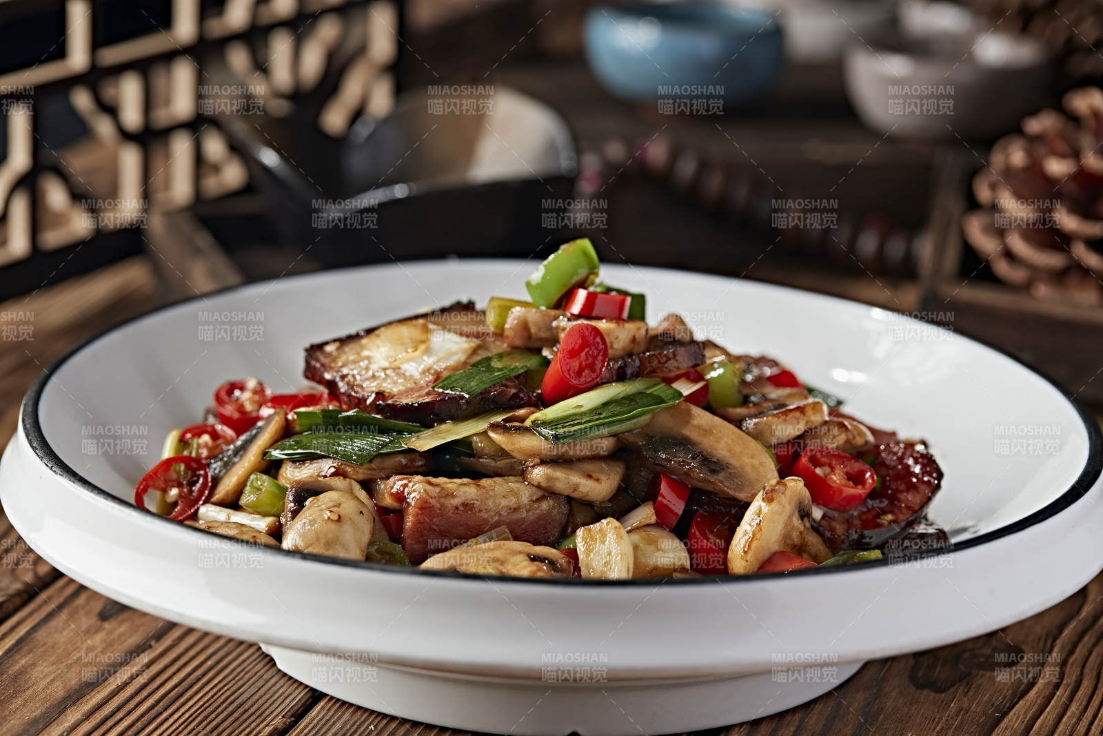 湘味米椒蒜香口蘑炒腊肉图片