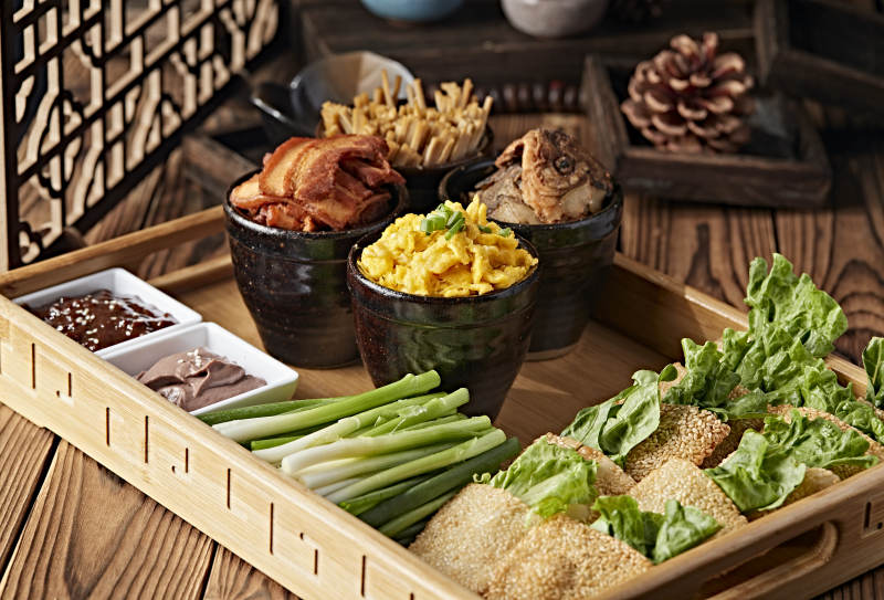 传统四大缸配配芝麻口袋饼蘸酱菜图片