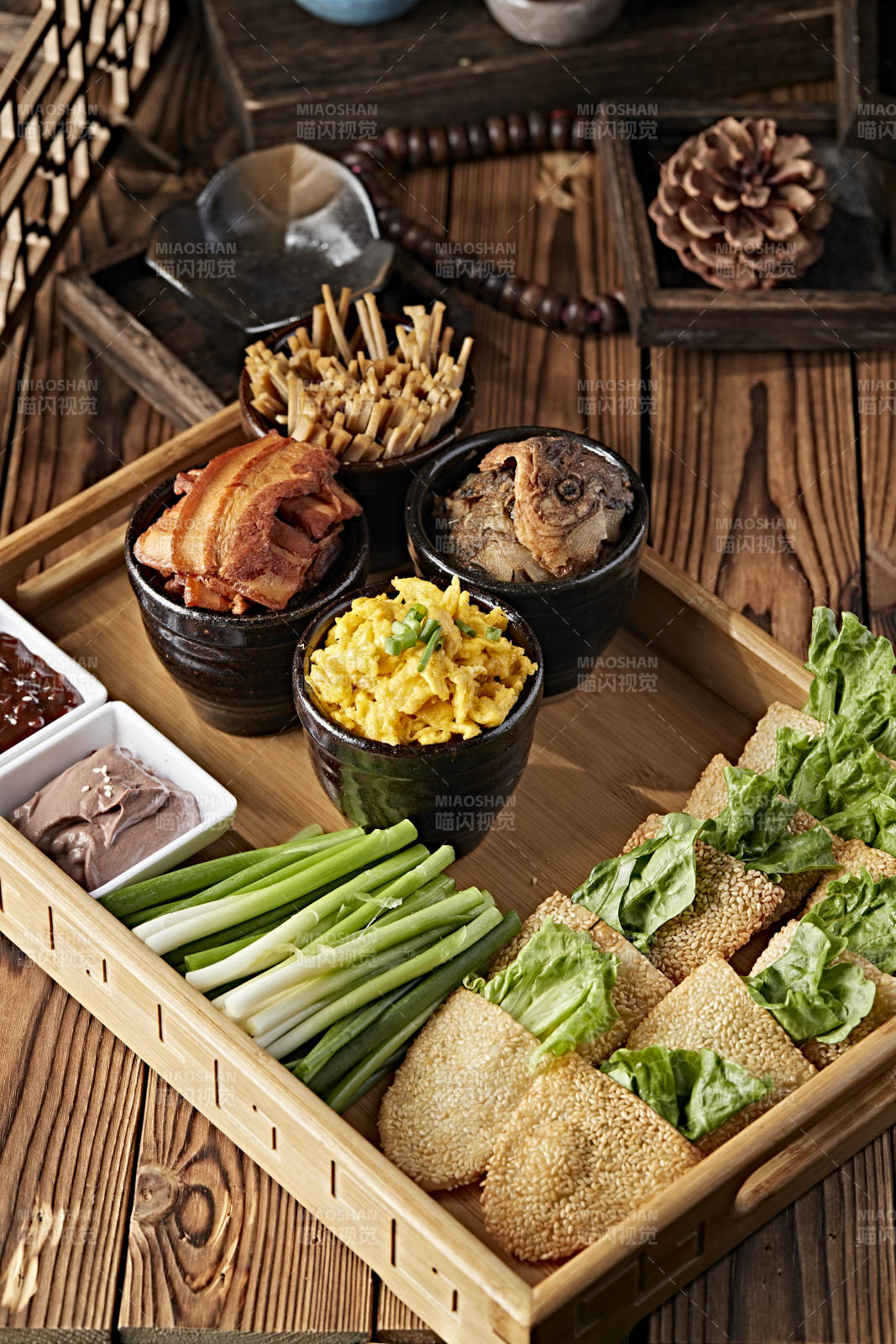 传统四大缸配配芝麻口袋饼蘸酱菜图片