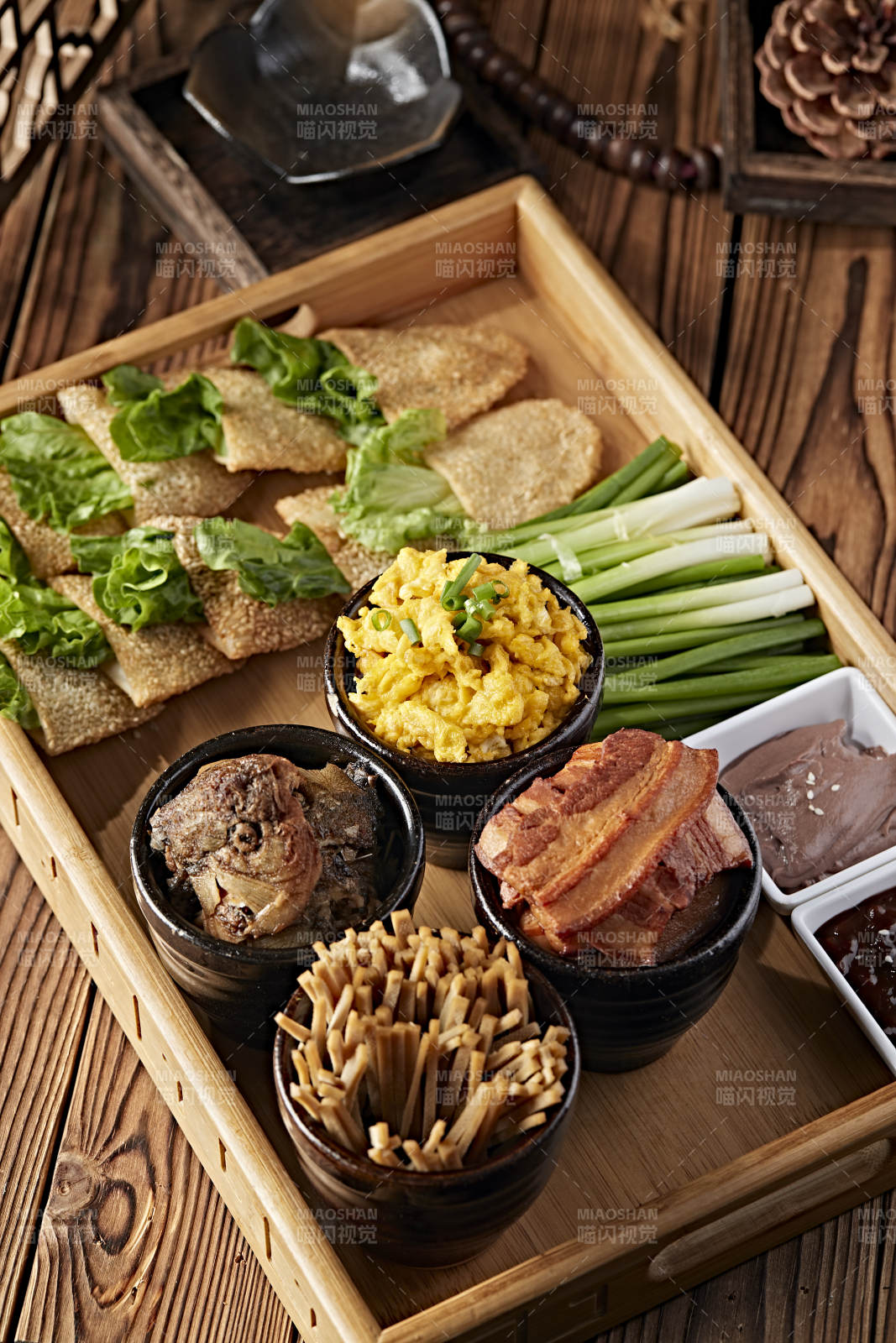 传统四大缸配配芝麻口袋饼蘸酱菜图片