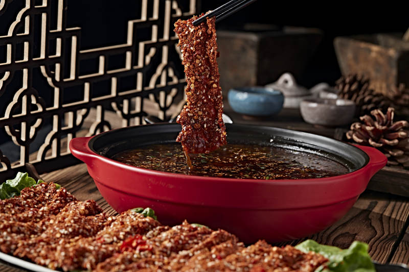香辣老坛酸菜锅底涮重庆麻辣牛肉片图片