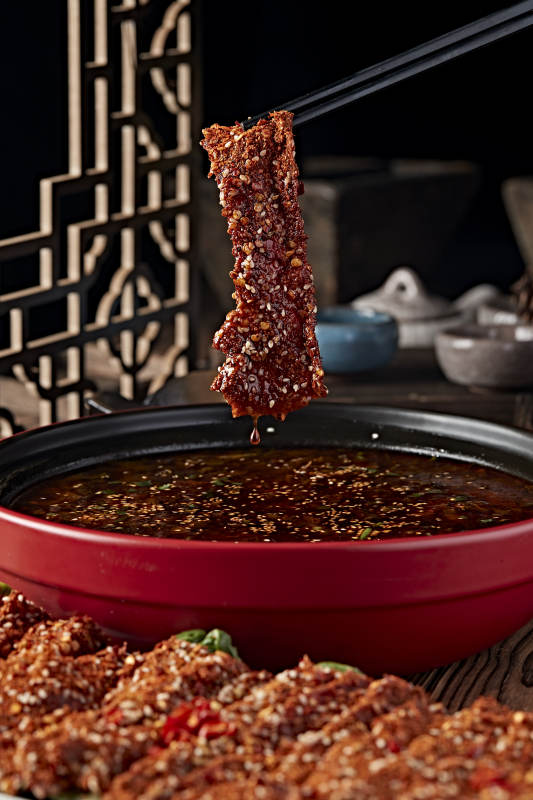 香辣老坛酸菜锅底涮重庆麻辣牛肉片图片