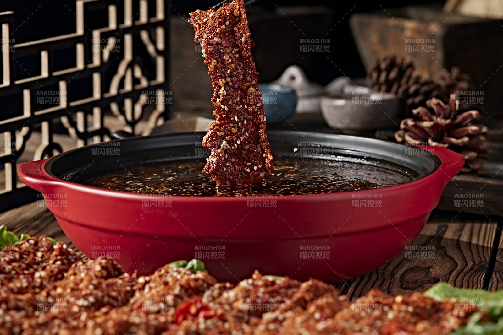 香辣老坛酸菜锅底涮重庆麻辣牛肉片图片