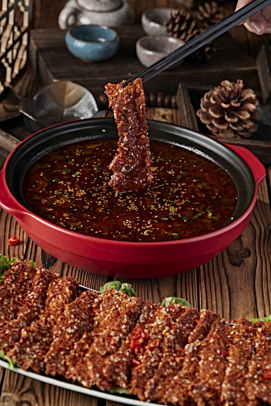 香辣老坛酸菜锅底涮重庆麻辣牛肉片图片
