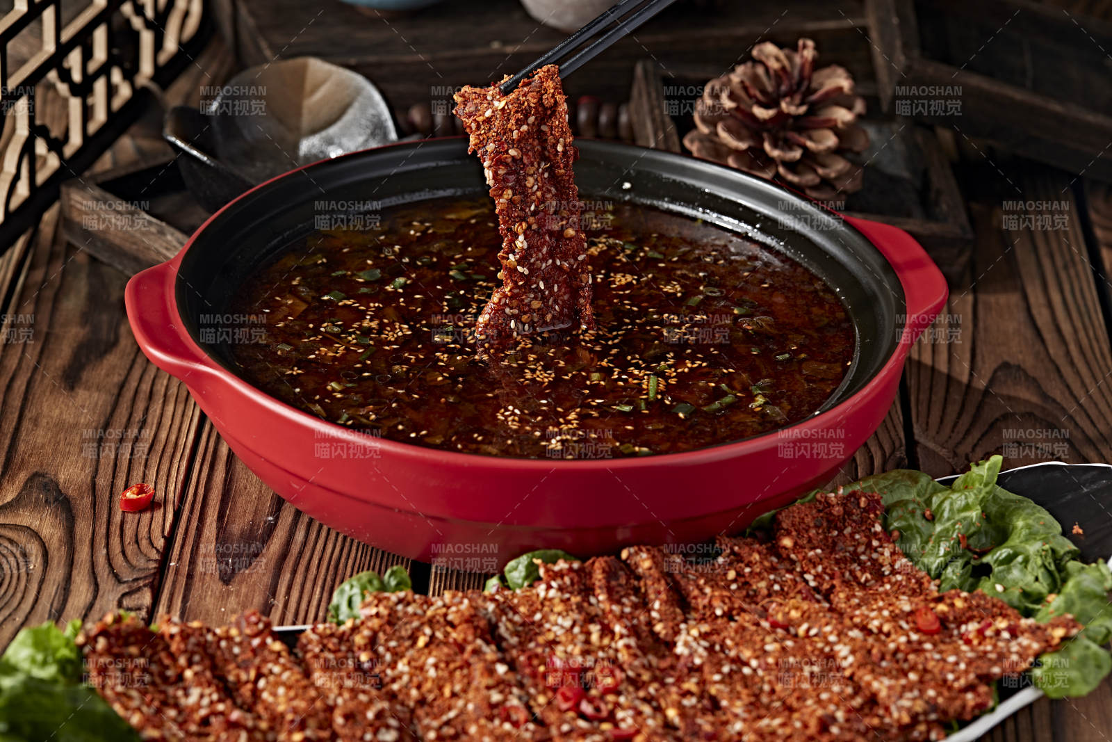 香辣老坛酸菜锅底涮重庆麻辣牛肉片图片