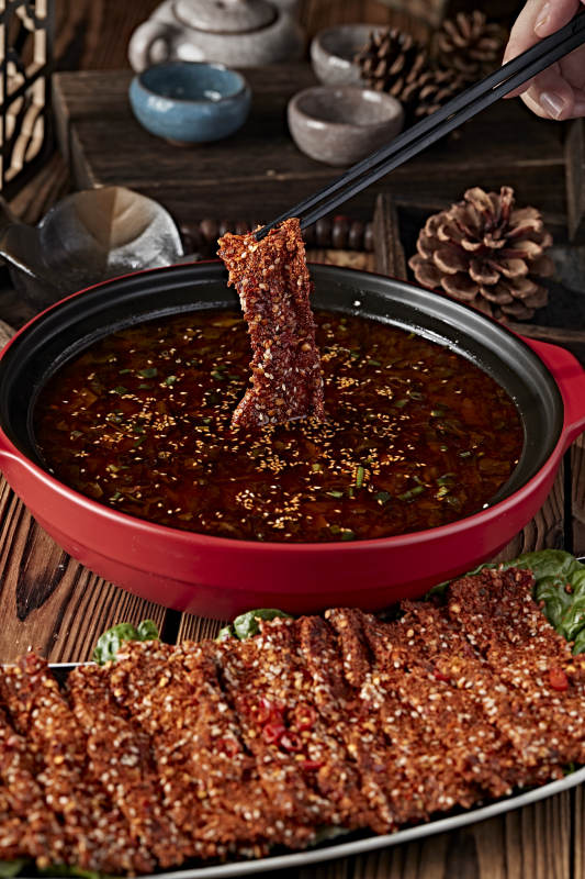 香辣老坛酸菜锅底涮重庆麻辣牛肉片图片
