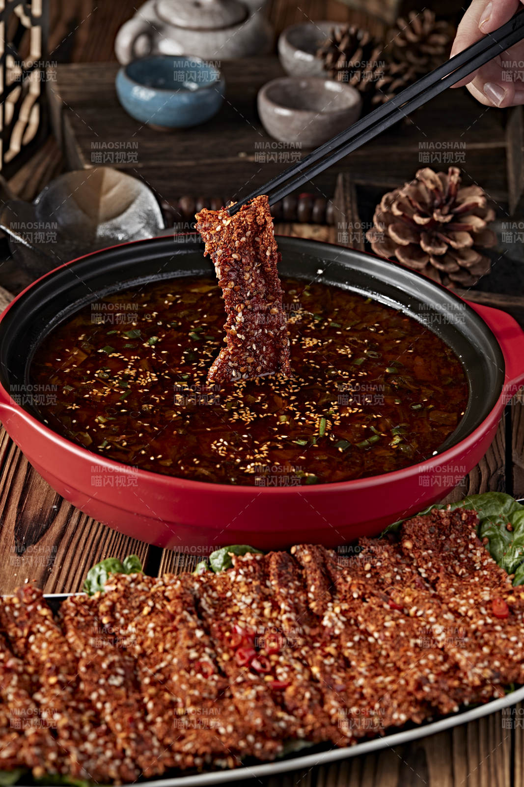 香辣老坛酸菜锅底涮重庆麻辣牛肉片图片