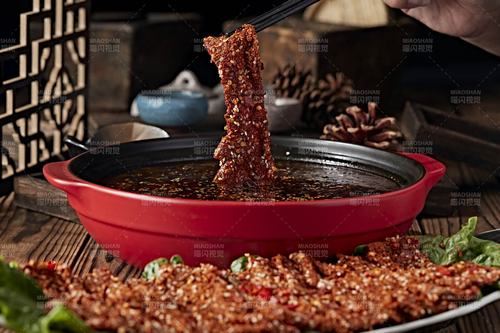 香辣老坛酸菜锅底涮重庆麻辣牛肉片图片