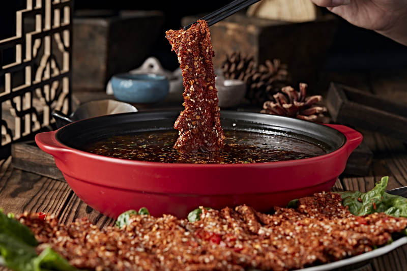 香辣老坛酸菜锅底涮重庆麻辣牛肉片图片