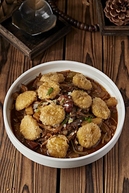 干白菜豆角丝黄花菜炖土豆五花肉配炸糕图片