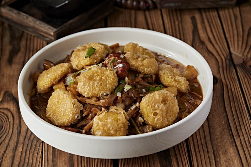 干白菜豆角丝黄花菜炖土豆五花肉配炸糕图片