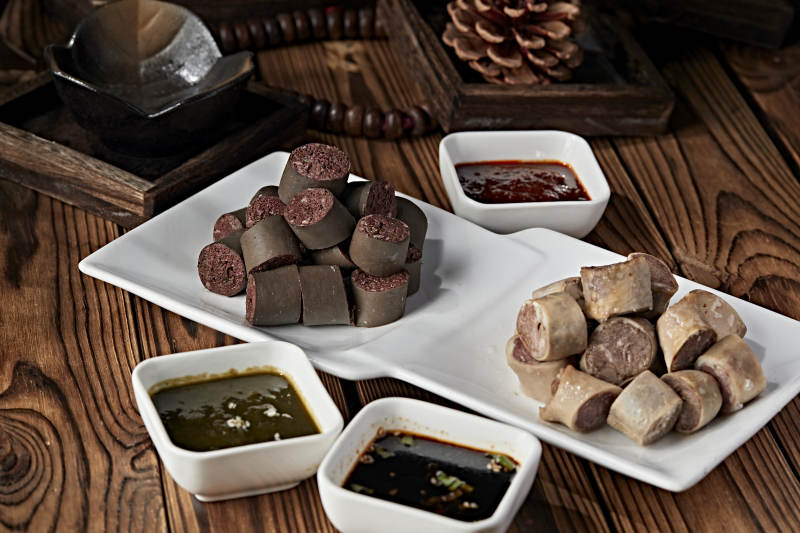 蒙餐蘸酱血肠白肠肉肠拼盘图片