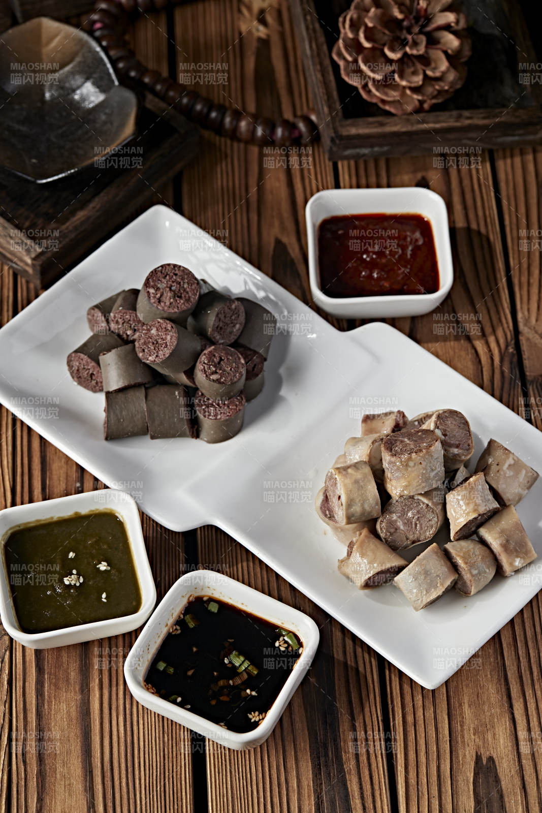 蒙餐蘸酱血肠白肠肉肠拼盘图片