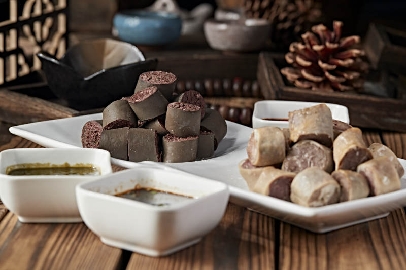 蒙餐蘸酱血肠白肠肉肠拼盘图片