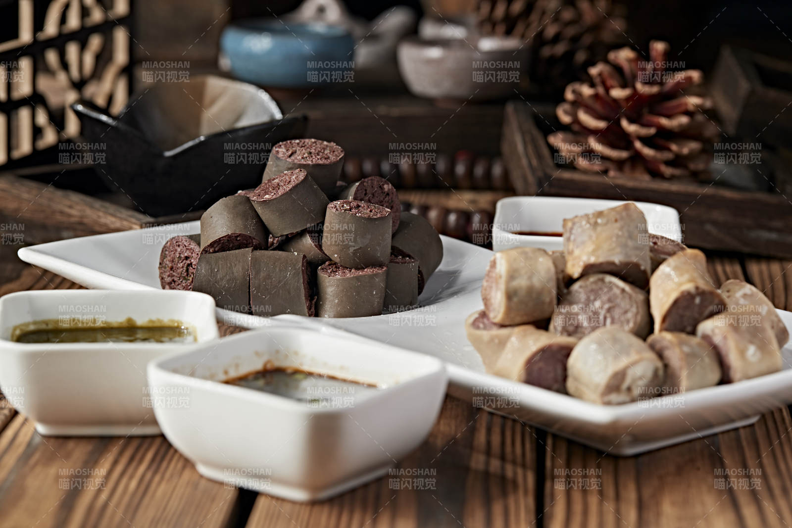 蒙餐蘸酱血肠白肠肉肠拼盘图片