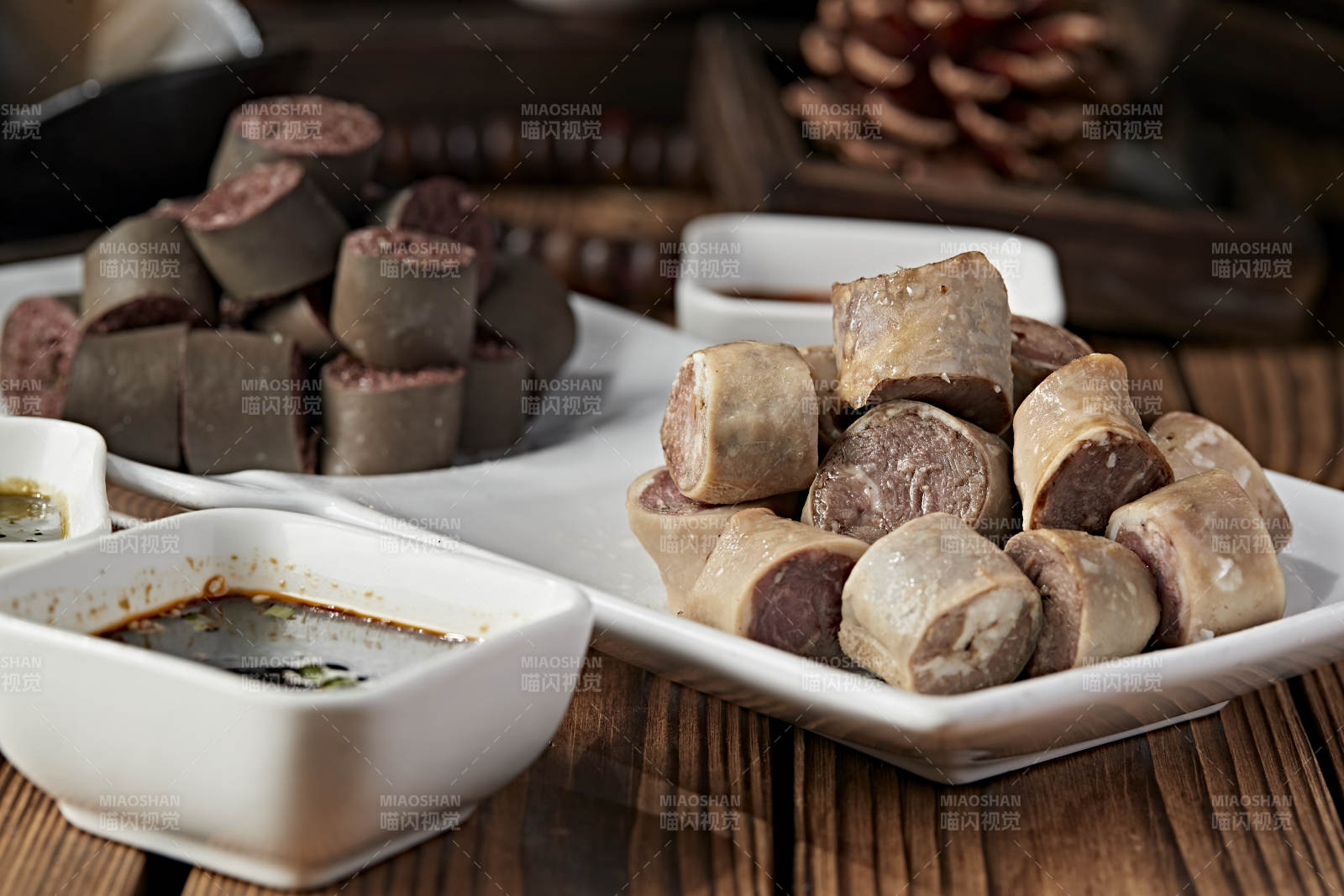 蒙餐蘸酱血肠白肠肉肠拼盘图片