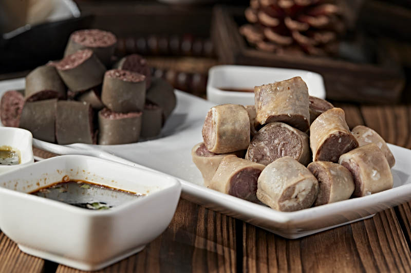 蒙餐蘸酱血肠白肠肉肠拼盘图片