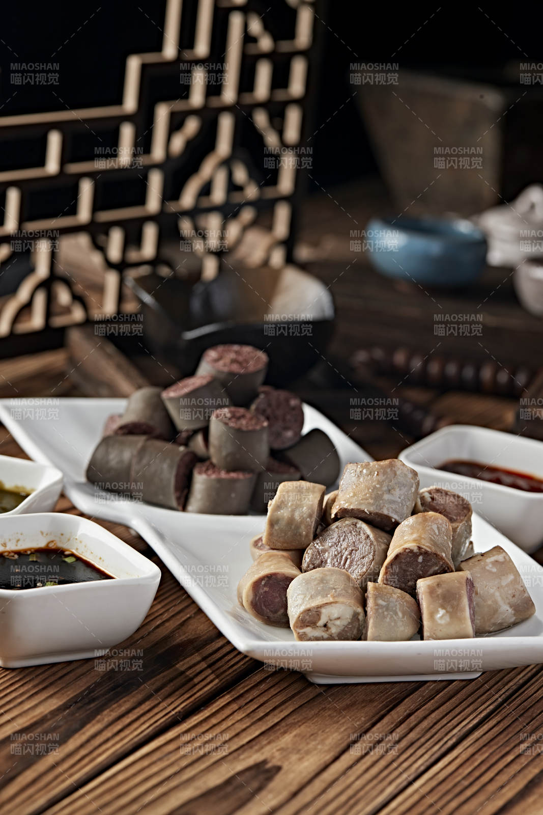 蒙餐蘸酱血肠白肠肉肠拼盘图片