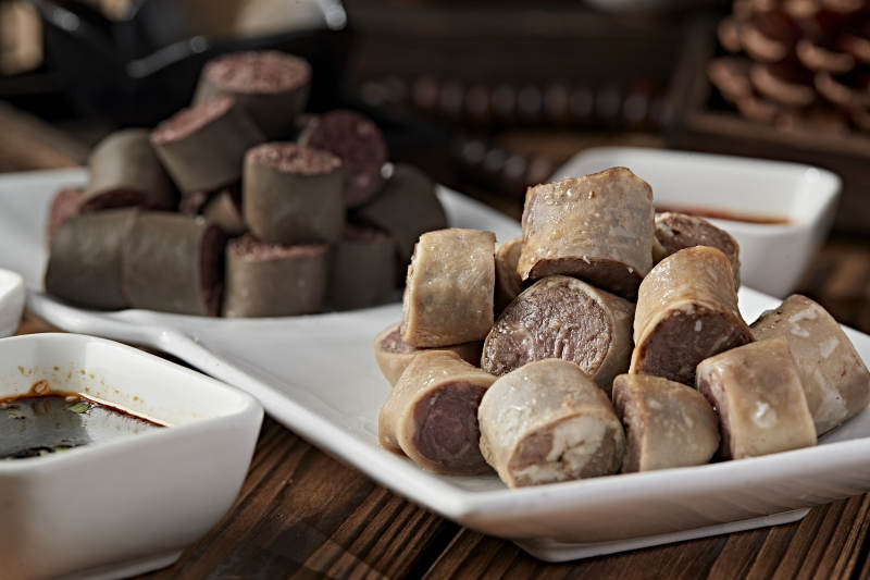 蒙餐蘸酱血肠白肠肉肠拼盘图片